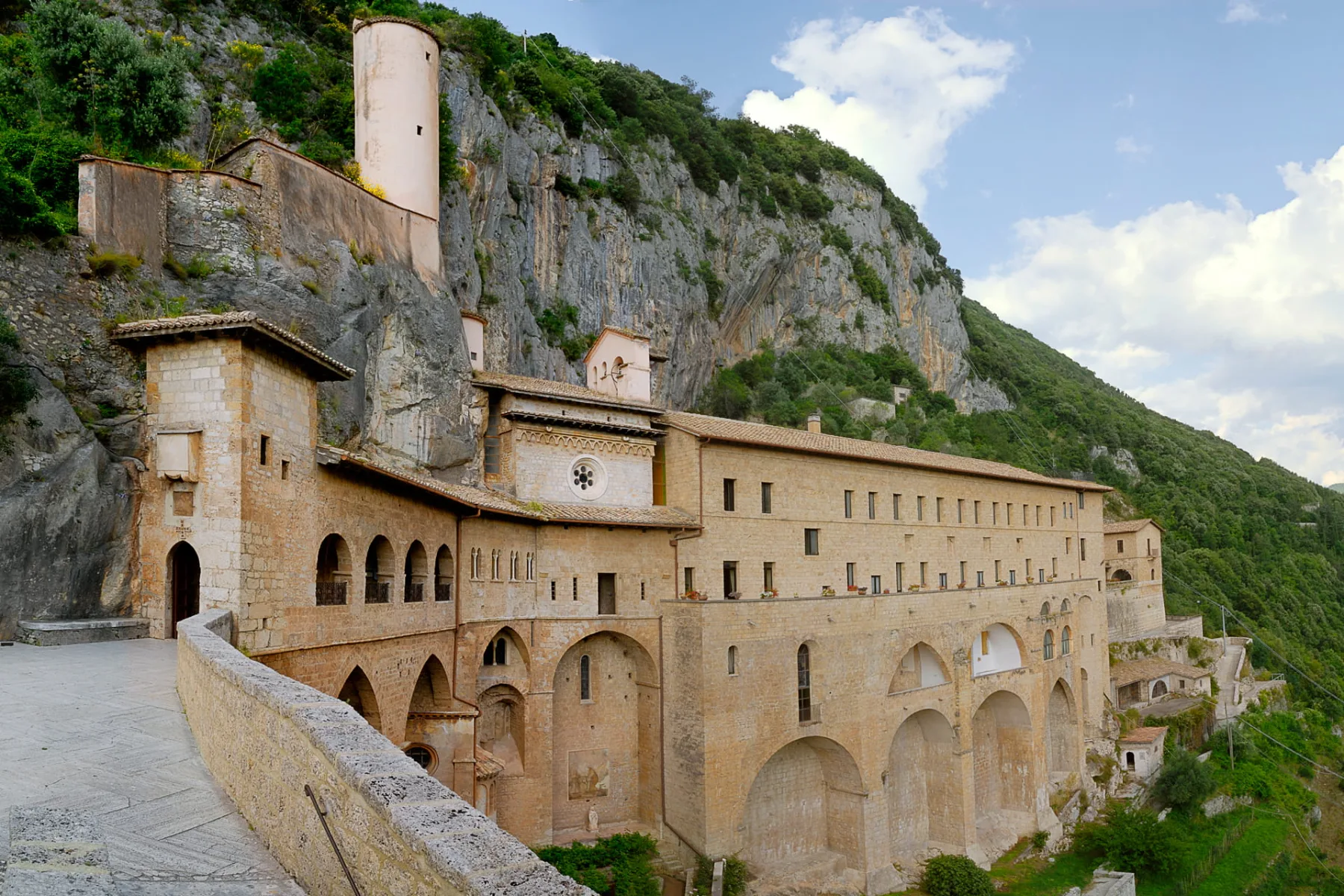Monasteri, arte e storia