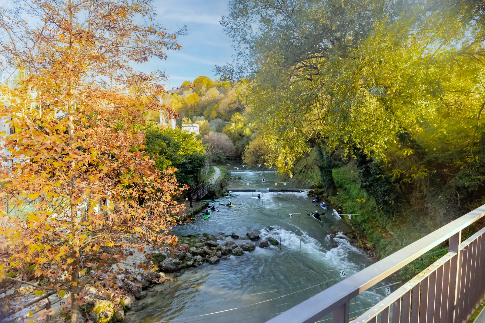 Il fiume Aniene con le canoe, visto dal ponte a Subiaco